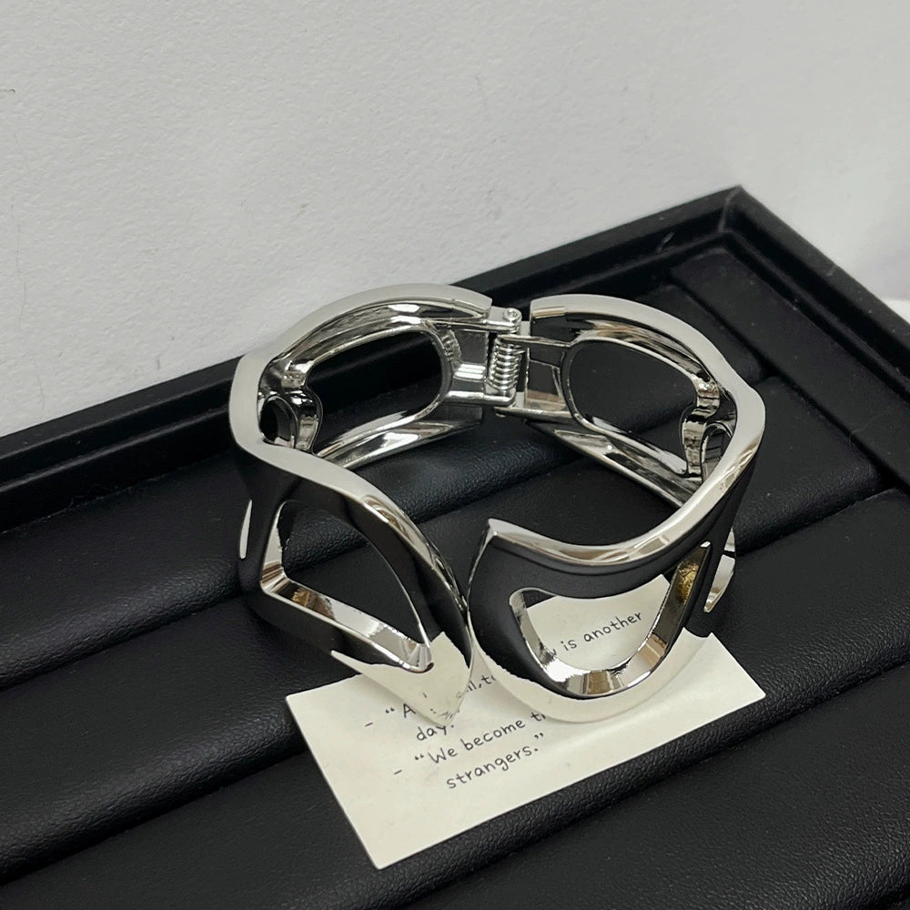 Parris Wide Cuff Bracelet - Silver Bracelet [NVSNNMYS]