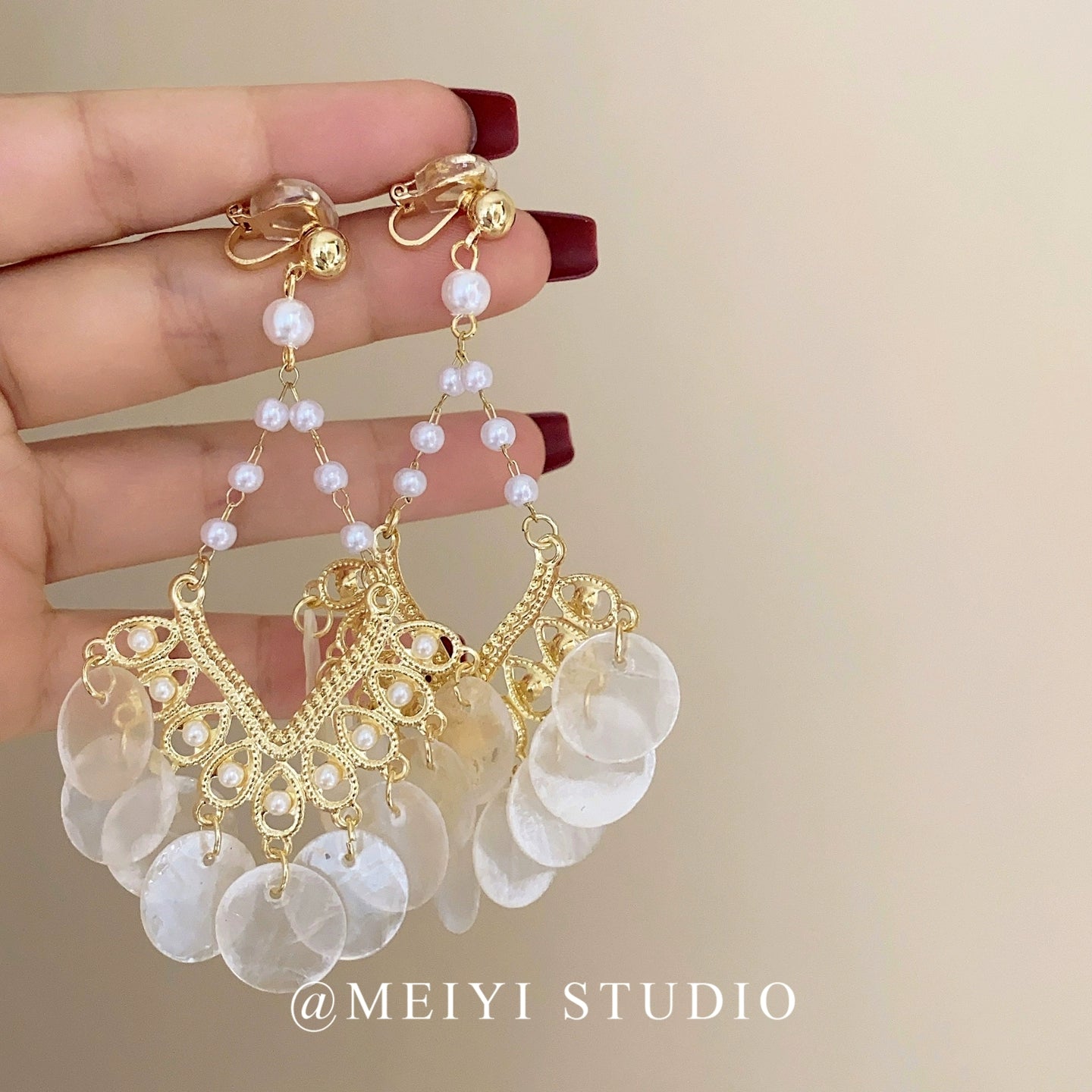 Halima Golden Shell Tassel Earrings - Gold Pearl Shell Tassel Ear Clip [RMAXPWV7]