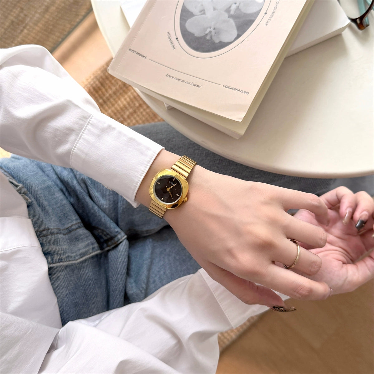 Avigayil Retro Gold Square Watch - Gold Band Black Face [5MALEJ86]