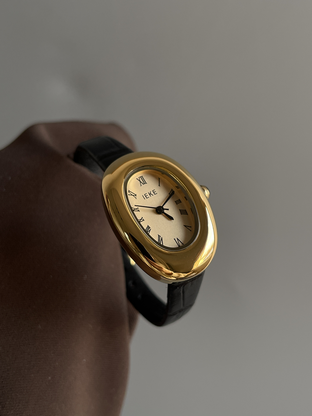 Scarleth Vintage Oval Watch - IEKE723 Dove Egg / Black Band Gold Frame Gold Dial [DFCA8R5Z]