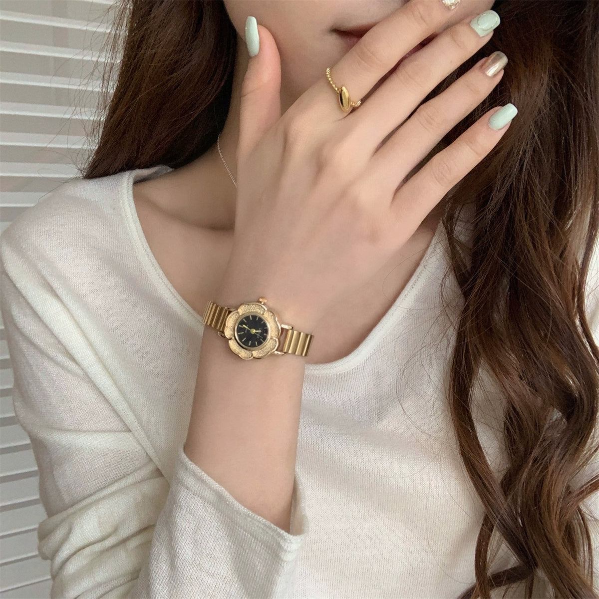 Rochelle Camellia Bloom Watch - Gold with Black Dial [GE3ZZIQU]