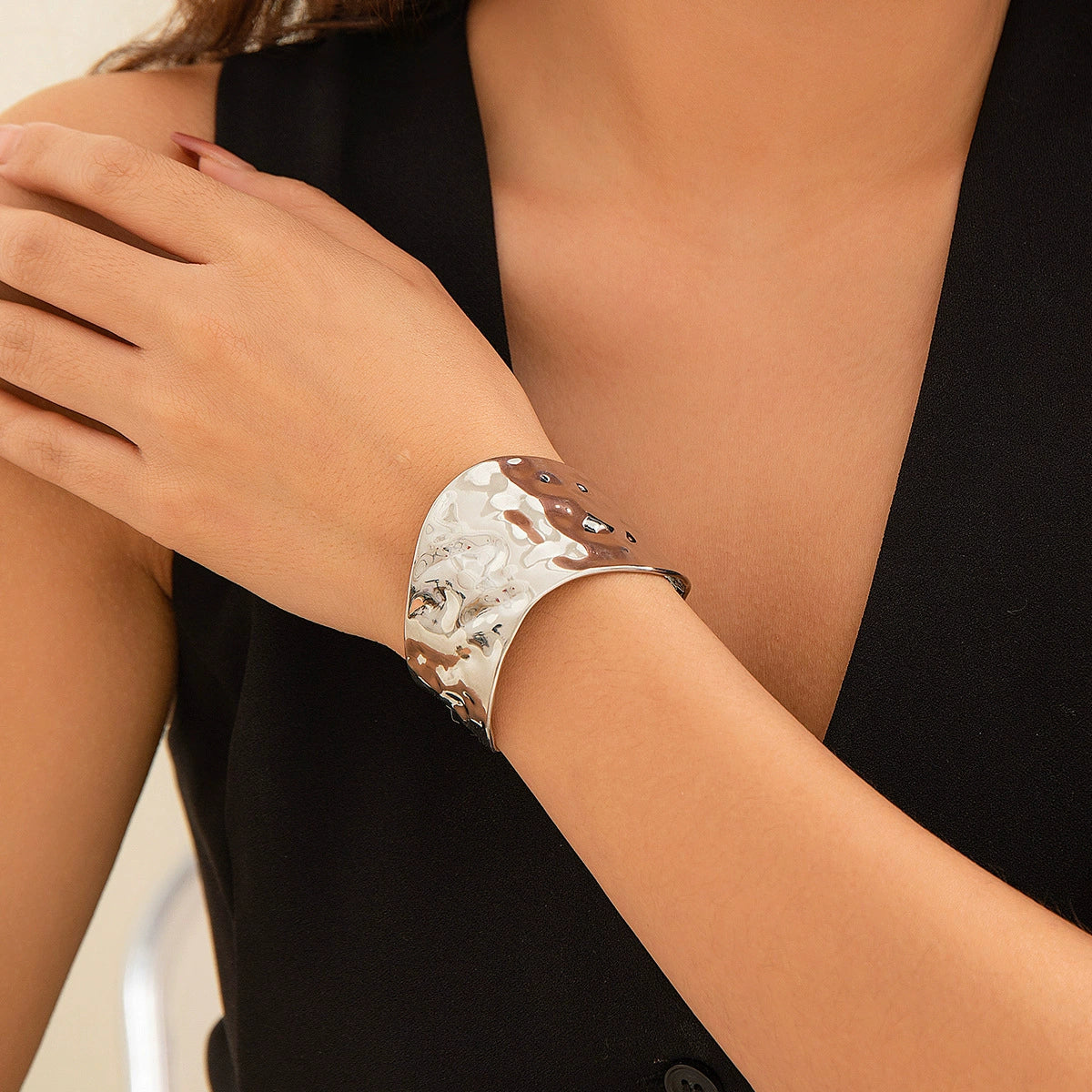 Amberly Asymmetrical Metal Cuff - Silver Style 01 (Variant B) [30VUNRWS]