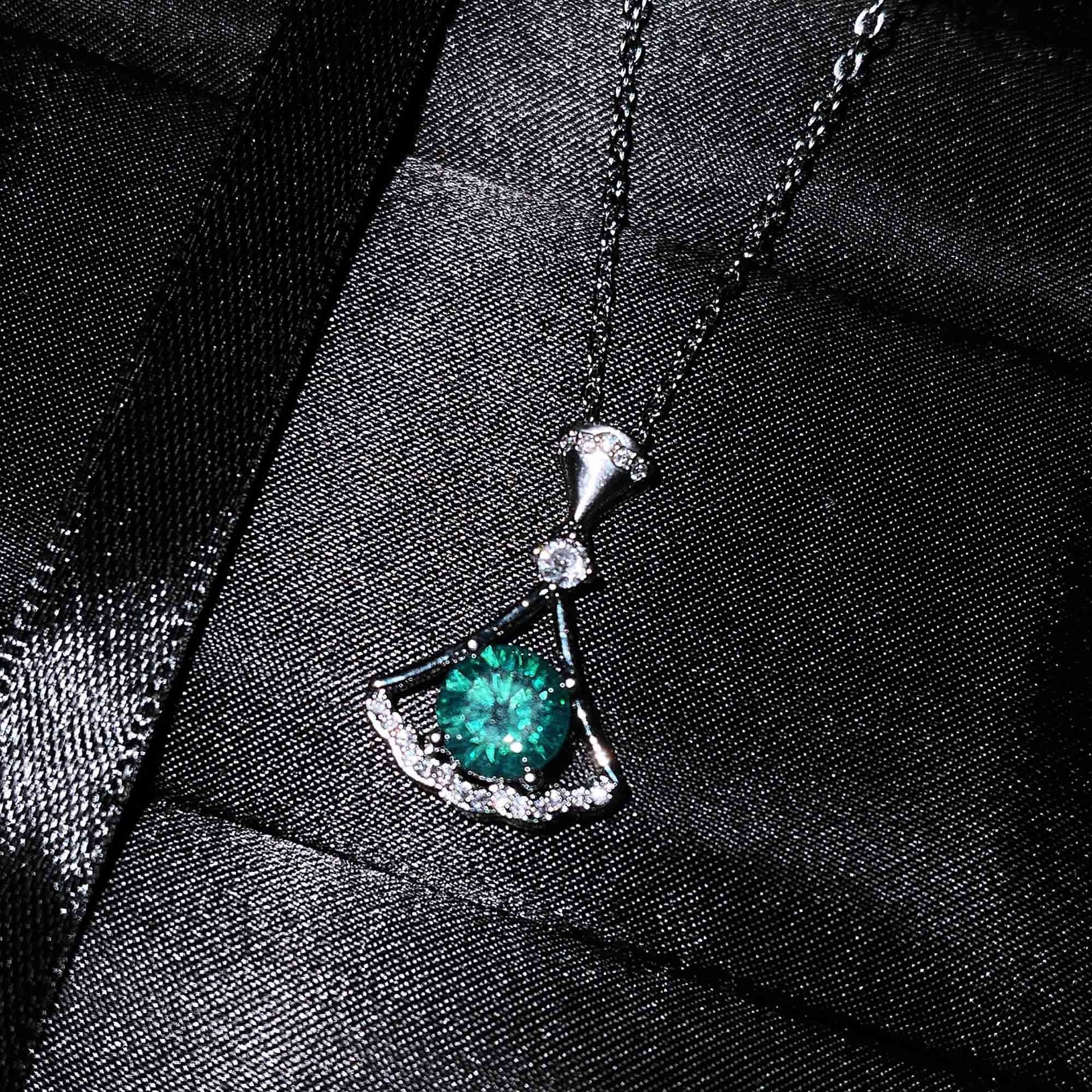 Gertrude Simulated Diamond Heart Necklace - Option 8: 2 Carat Pendant (Chain Not Included) [T2DPZW6G]