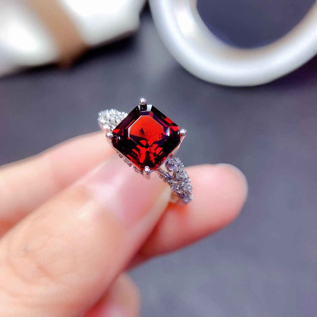 Brianne Regal Square Ring - Red [8A6N6B6E]