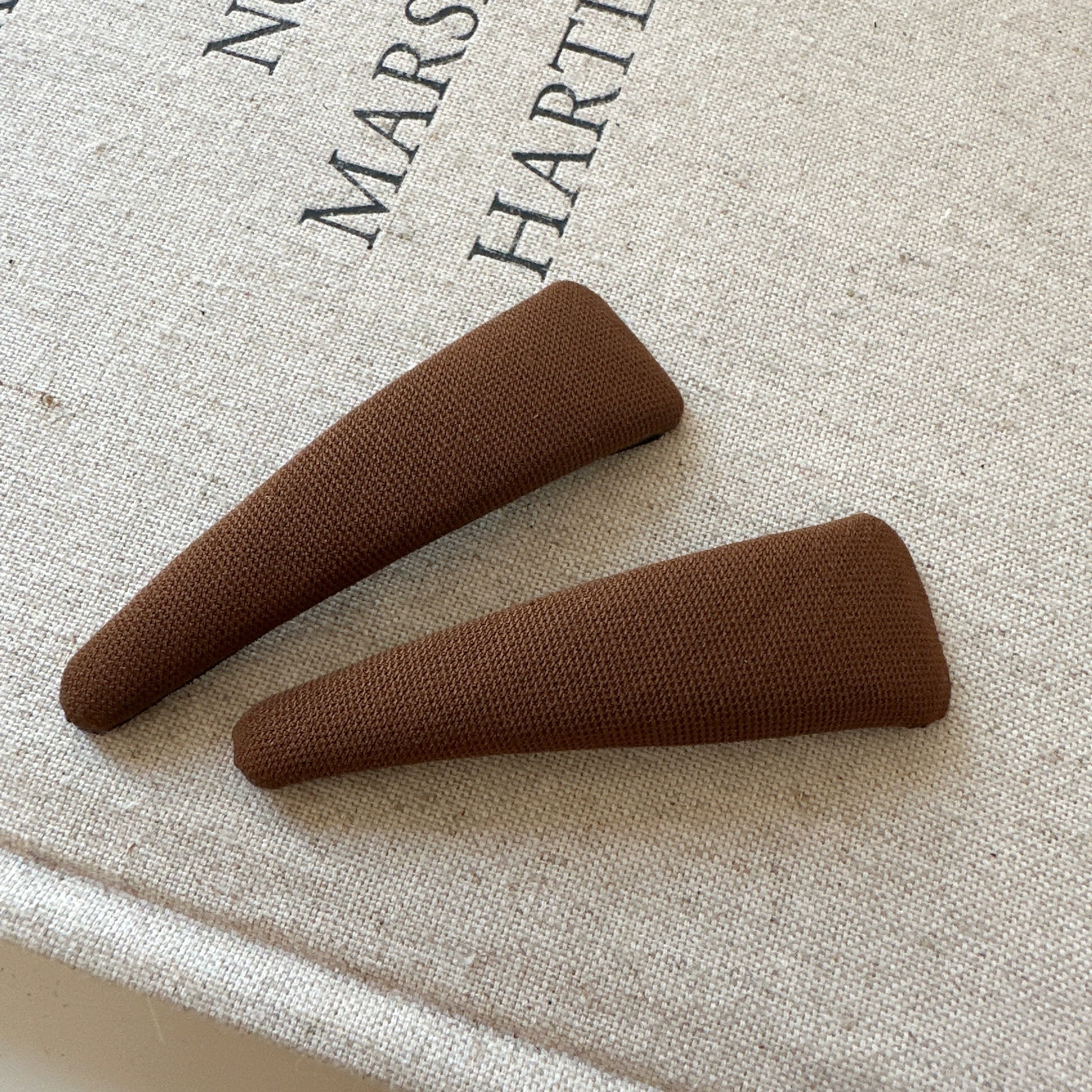 Yelitza Minimalist Fabric Hair Clip - Coffee Thin Triangle (Pair) [1KRUACJR]