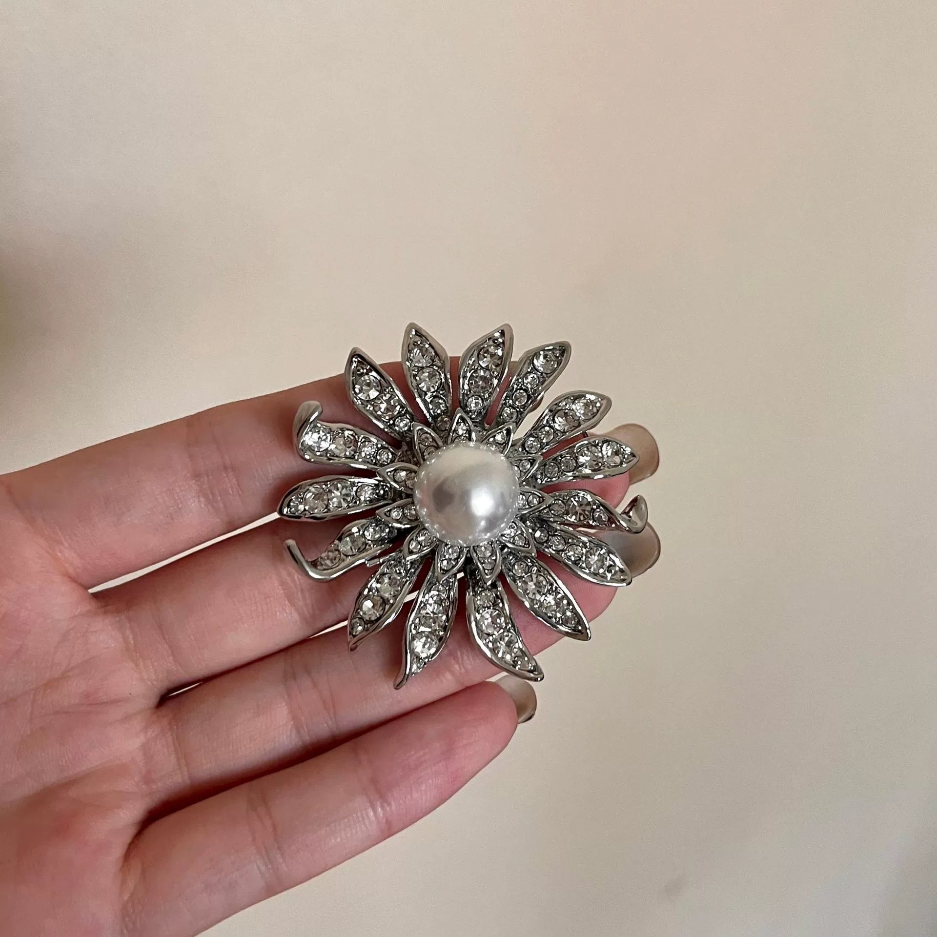 Ellery Crystal Pearl Sunflower Brooch - Silver Pearl [QWGDALNT]
