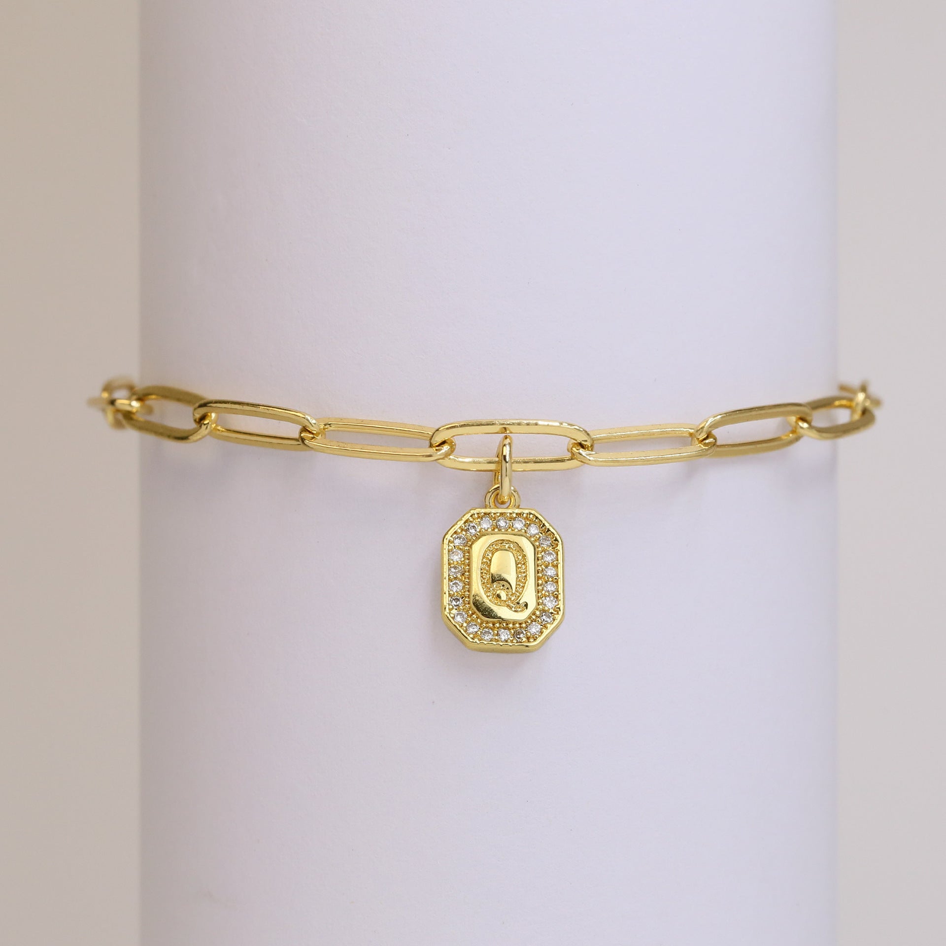 Vy Initial Paperclip Bracelet - Q [CH68IOBN]