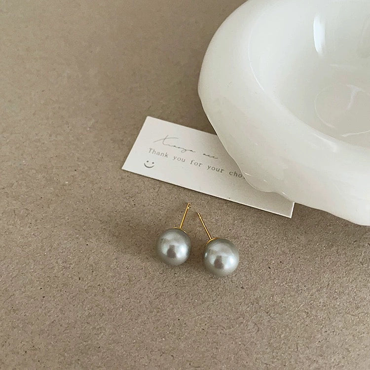 Belky Shimmer Pearl Studs - 10mm Light Gray