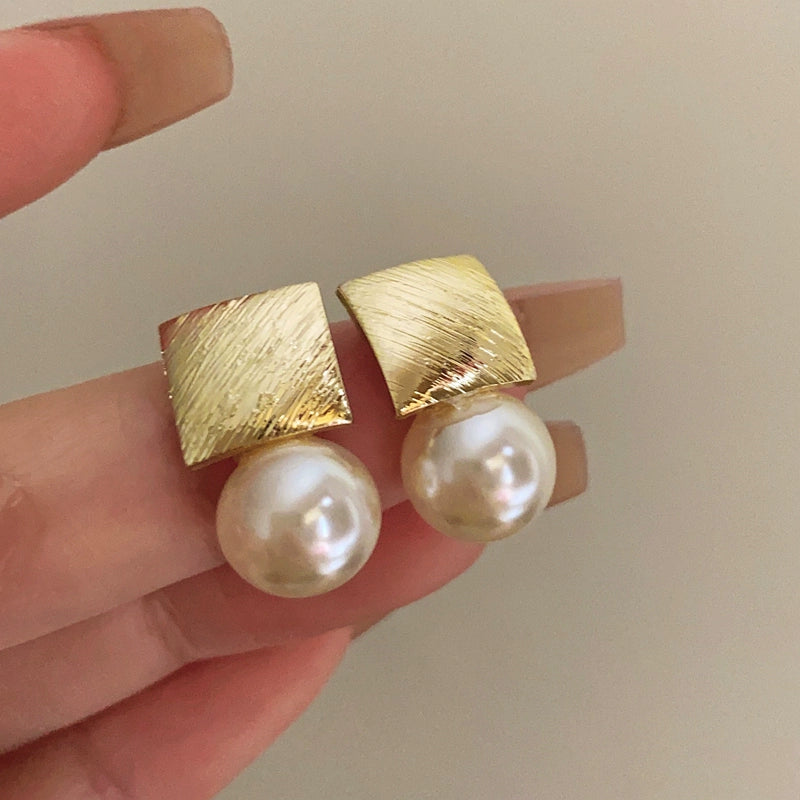 Jennalyn Geometric Pearl Earrings - Gold [IRLQPHC5]
