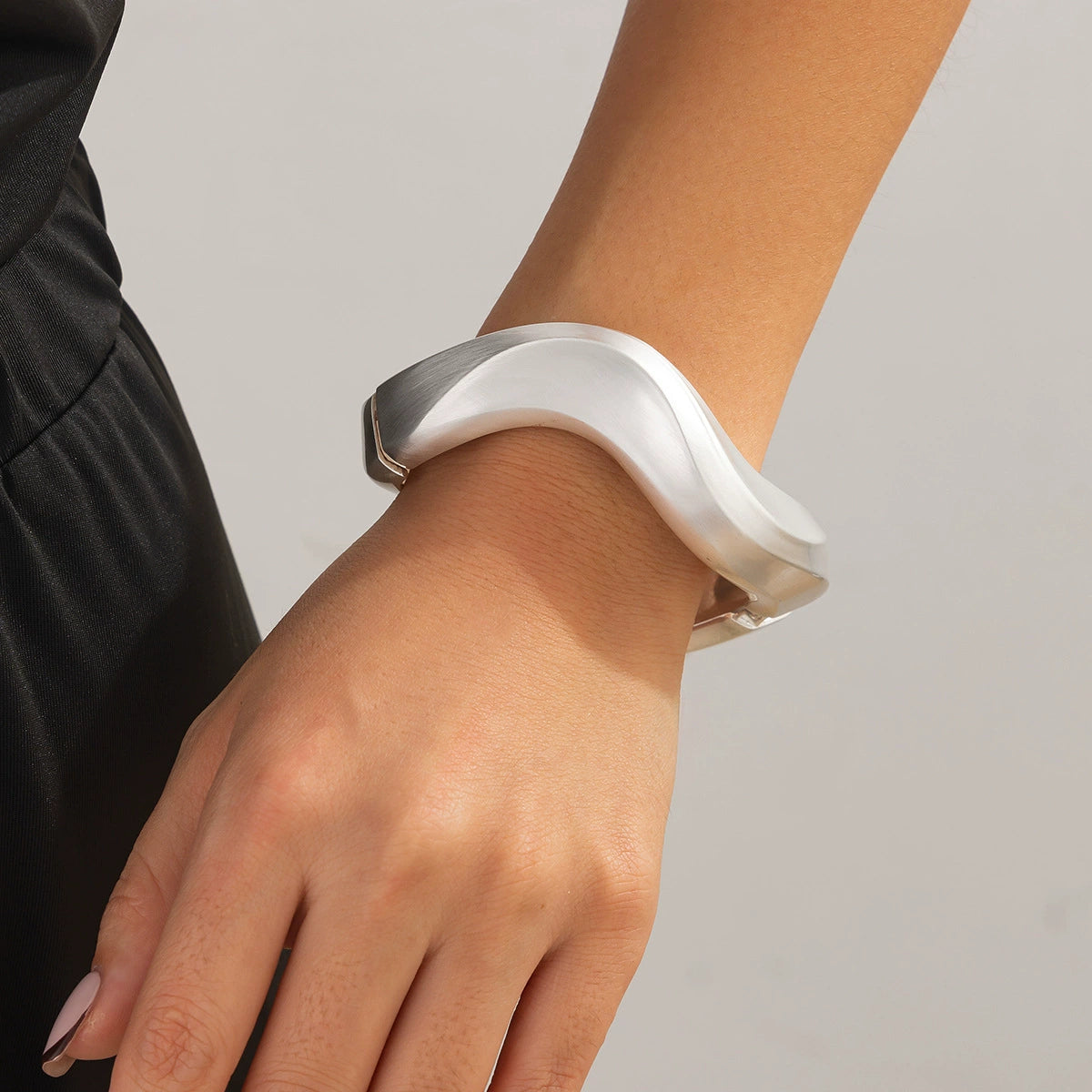 Lyana Asymmetric Water Drop Cuff - Style 02 - Brushed Silver [MKOGS9CL]