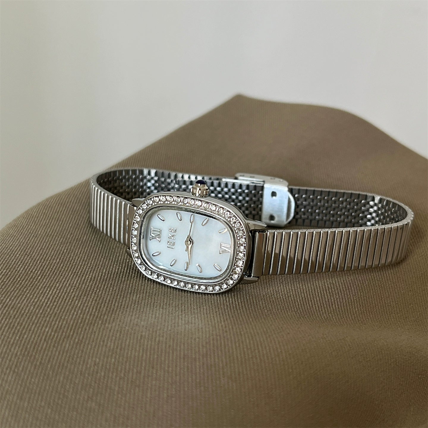 Zahraa Vintage Inlaid Watch - Silver Band White Face [N6E41CXA]