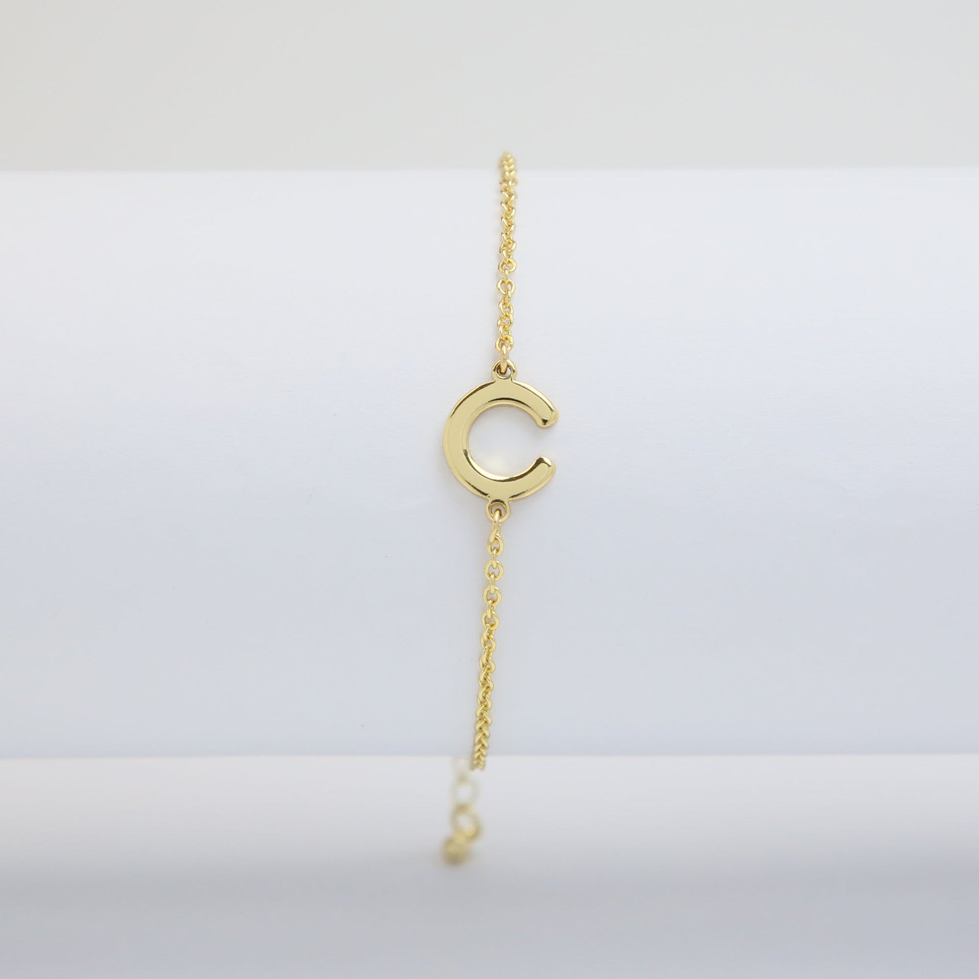 Janiah Dainty Initial Bracelet - C [O30CKP6K]