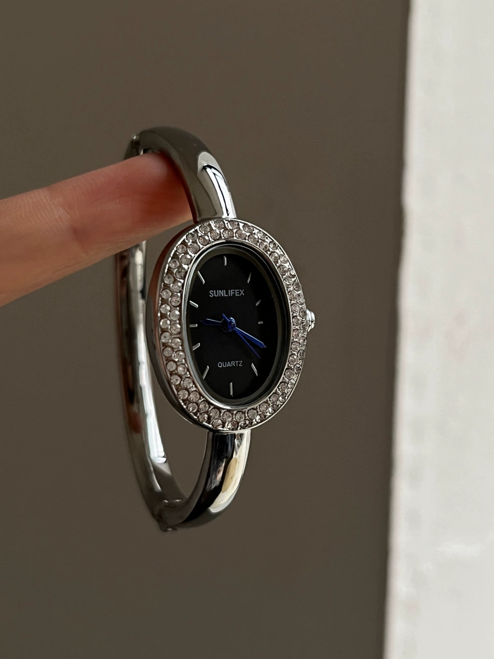 Scarleth Vintage Oval Watch - Silver Band Black Dial (Diamond-Edge Bar Markers) [FB0Q7QOQ]