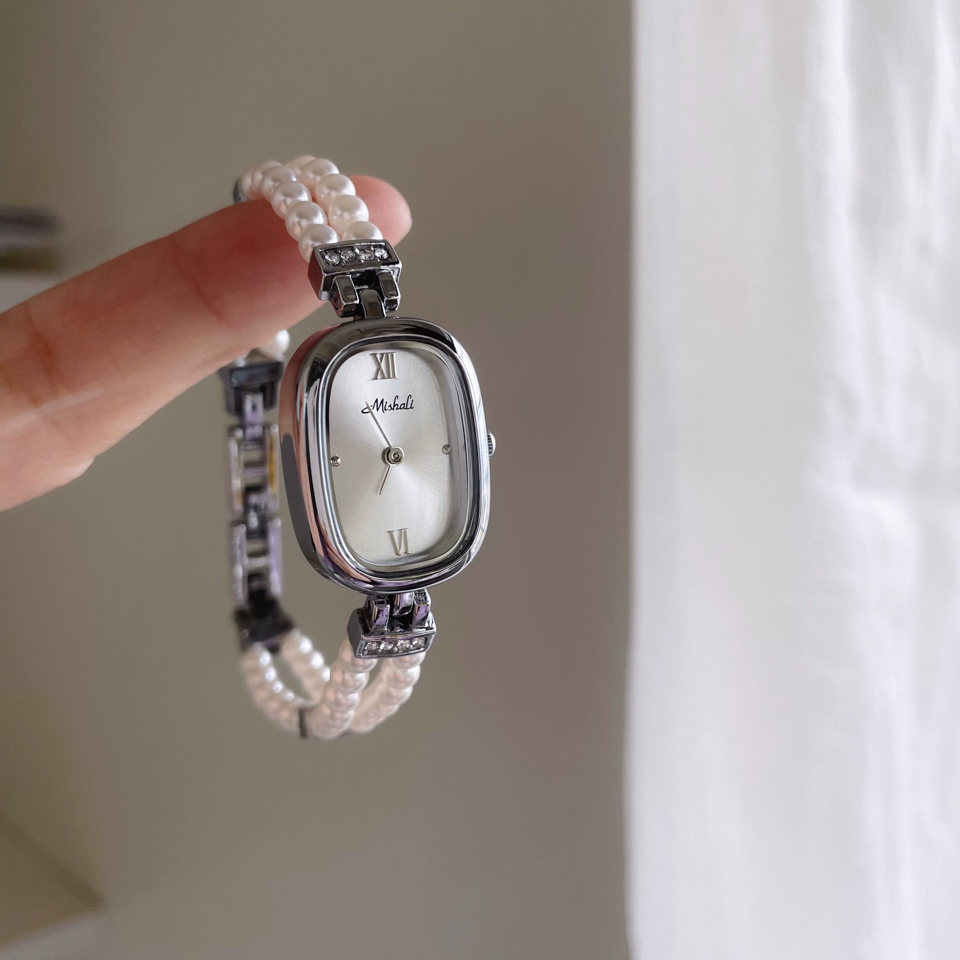 Mahayla Pearl Bracelet Watch - Silver White Face [I71ELE4N]