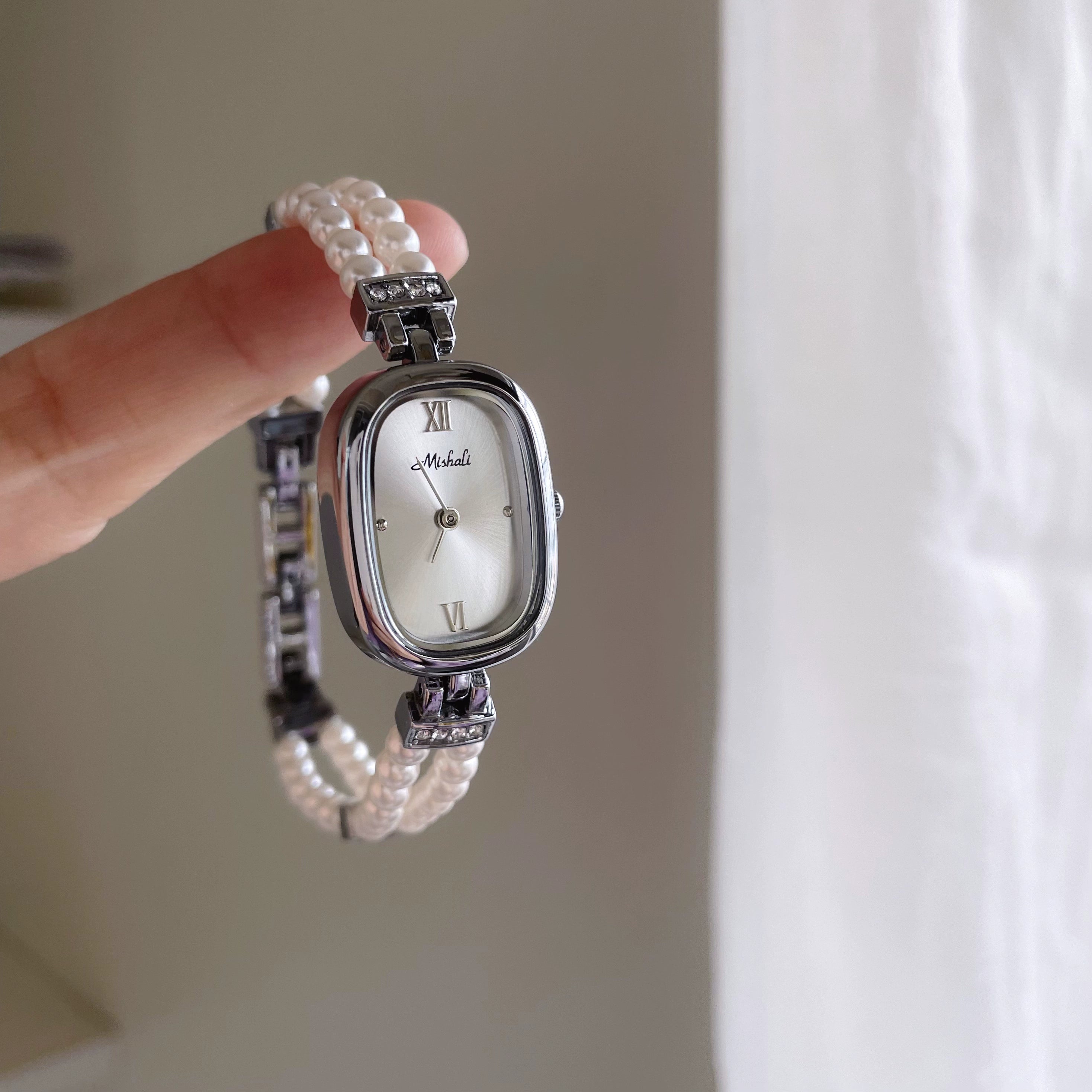 Mahayla Pearl Bracelet Watch - Silver White Face [I71ELE4N]