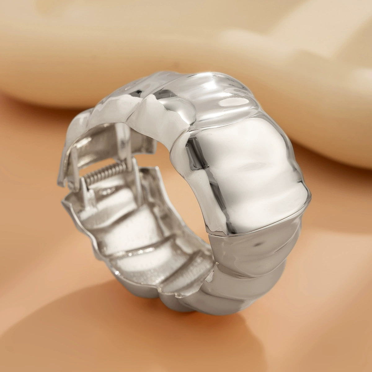 Kambrie Fluid Pearl Accents - Liquid Pleat Bangle Silver-tone [OI54K1XP]