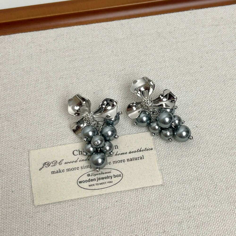 Makinley Pearl Cluster Stud Earrings - Silver Grey Pearl Style [8TH40CH5]