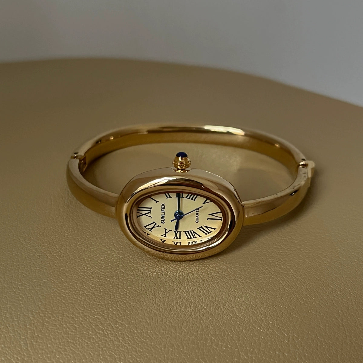 Scarleth Vintage Oval Watch - Gold Band Gold Dial (Roman Numerals) [OGLYFDC0]