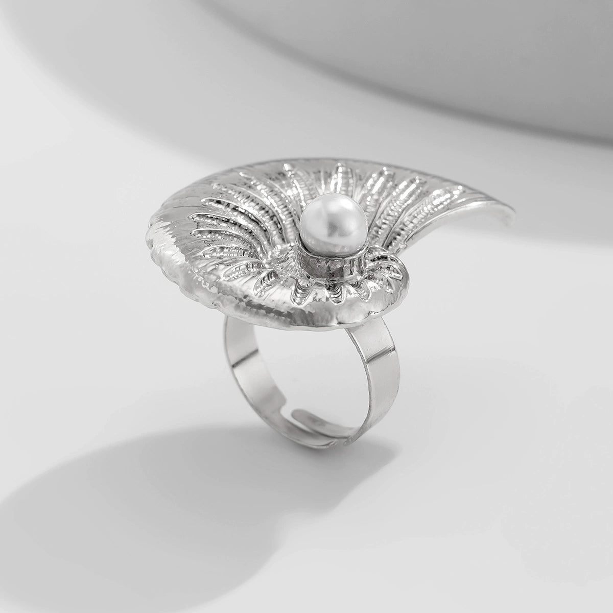 Destini Pearl Seashell Ring - Conch Shell & Pearl (Silver Tone) [LCIFCVUH]