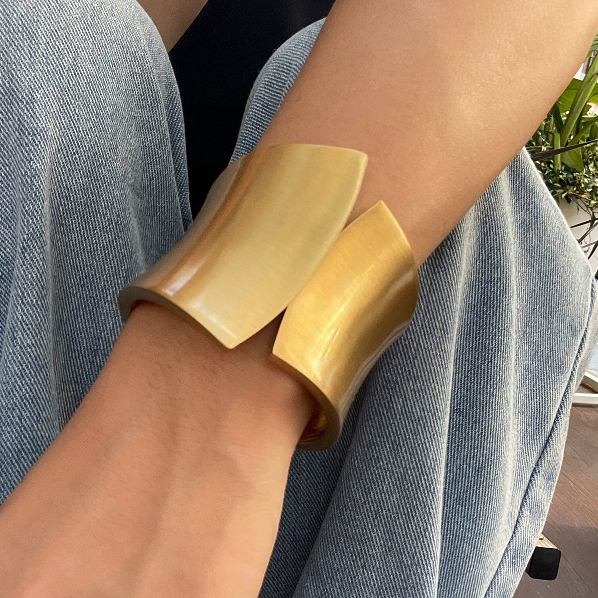 Lilyth Sculpted Cuff Bracelet - Brushed Gold (Design 01) [TE1ZIH9P]