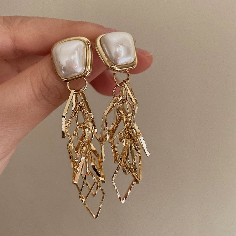 Berkleigh Opulent Pearl Earrings - Gold [VBB6UO7Z]