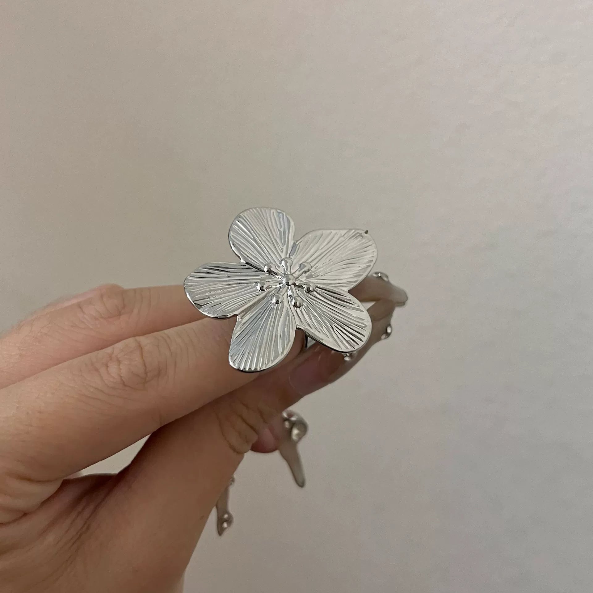 Isis Sculpted Bloom Ring - Textured Flower Ring [II2L6Z43]
