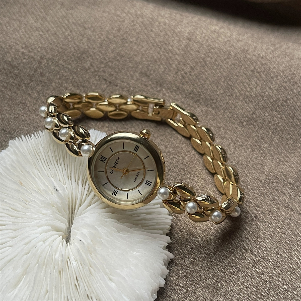 Bonnie Pearl Bracelet Watch - Gold (Single Pearl Row) [M0TUFXVR]