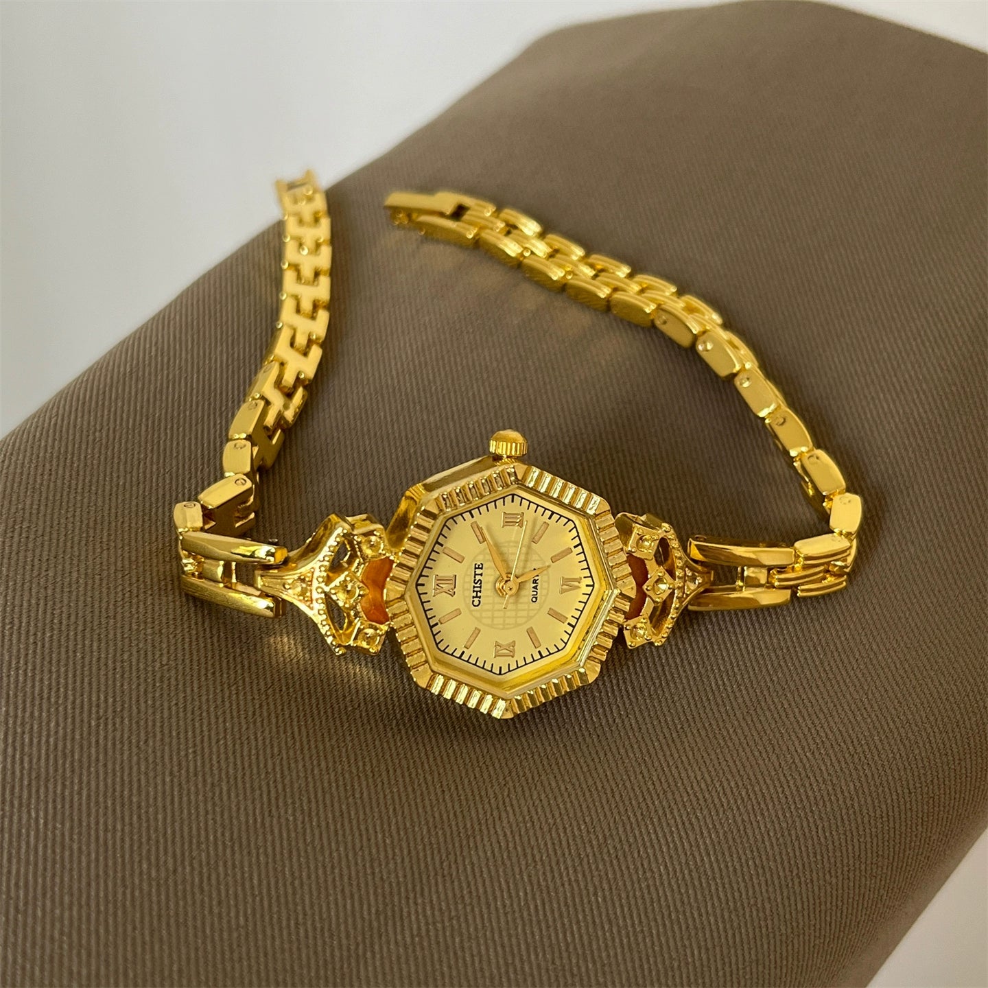 Ailey Vintage Bracelet Watch - Gold Strap, Gold Dial (Chain Link) [0GJZY1V8]