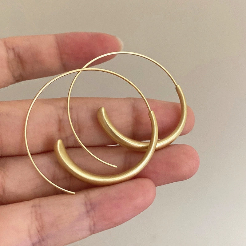 Mushka Modern Gold Hoops - Matte Gold [E9MASGPR]