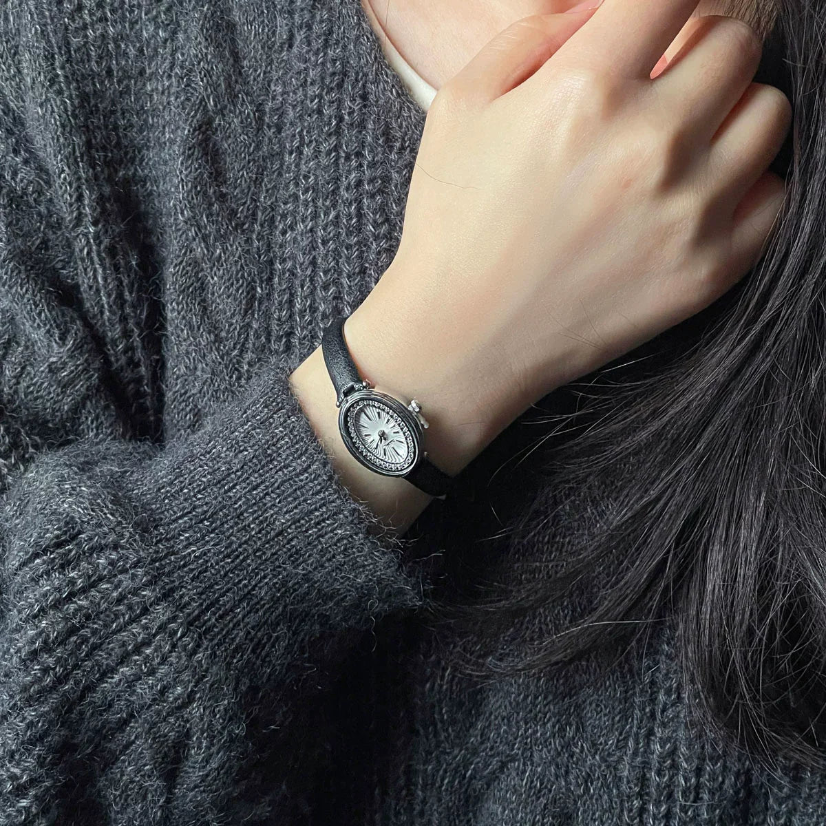 Janeth Vintage Oval Watch - Black Silver