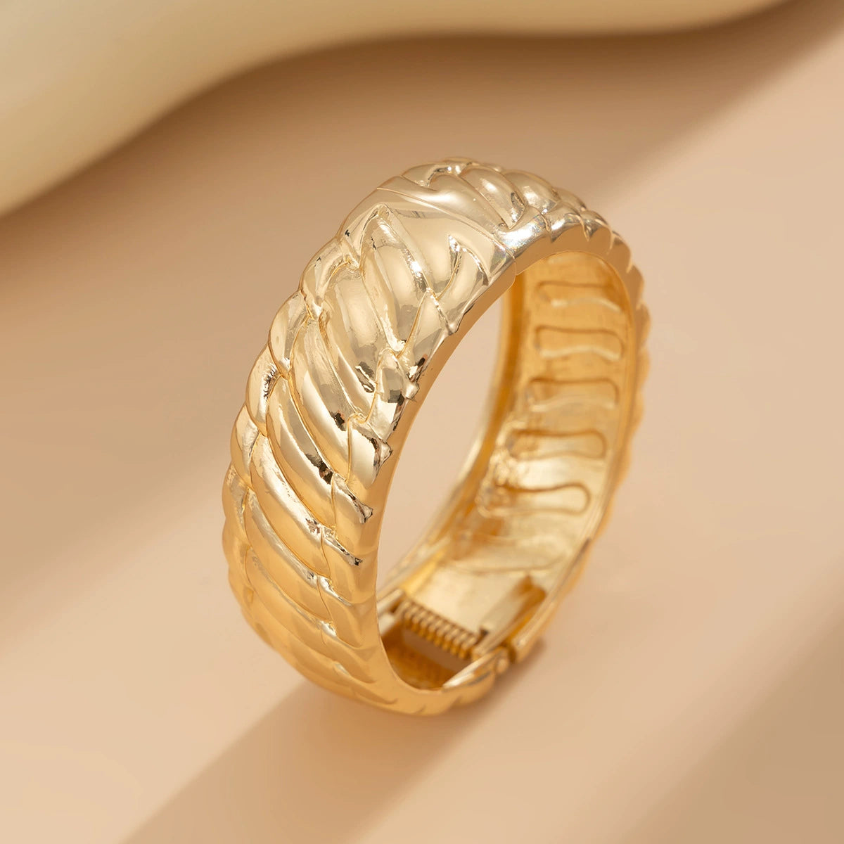 Janney Liquid Metal Cuff Bracelet - 06 Gold [6LXZU39I]