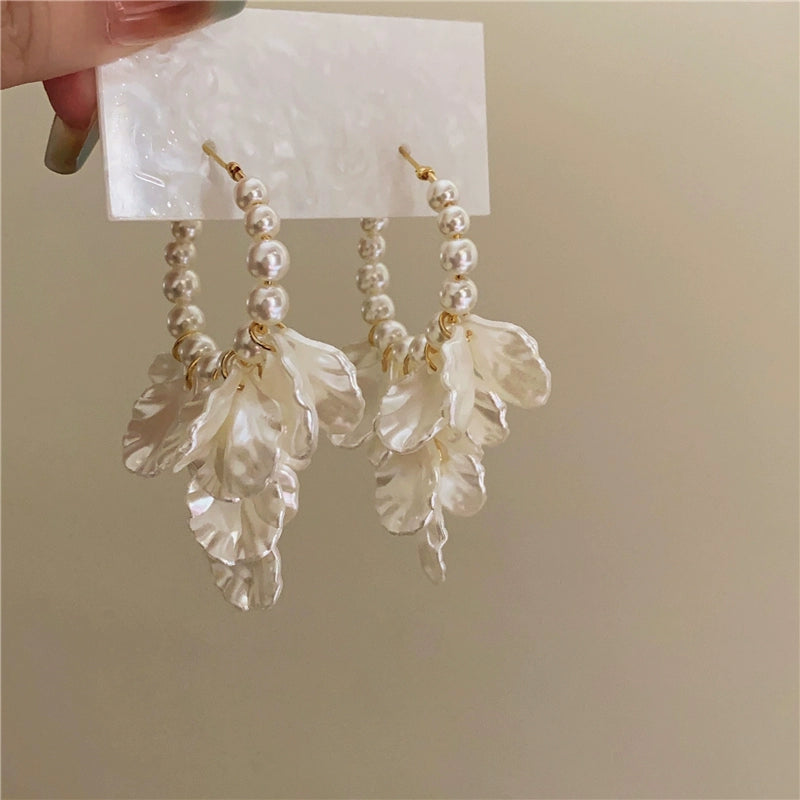 Emeli Pearl Petal Earrings - Off-white Resin Earrings [D5BHEUQ6]