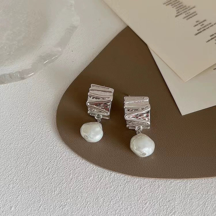Amada Irregular Metal Earrings - Silver Pearl (Silver Pin)