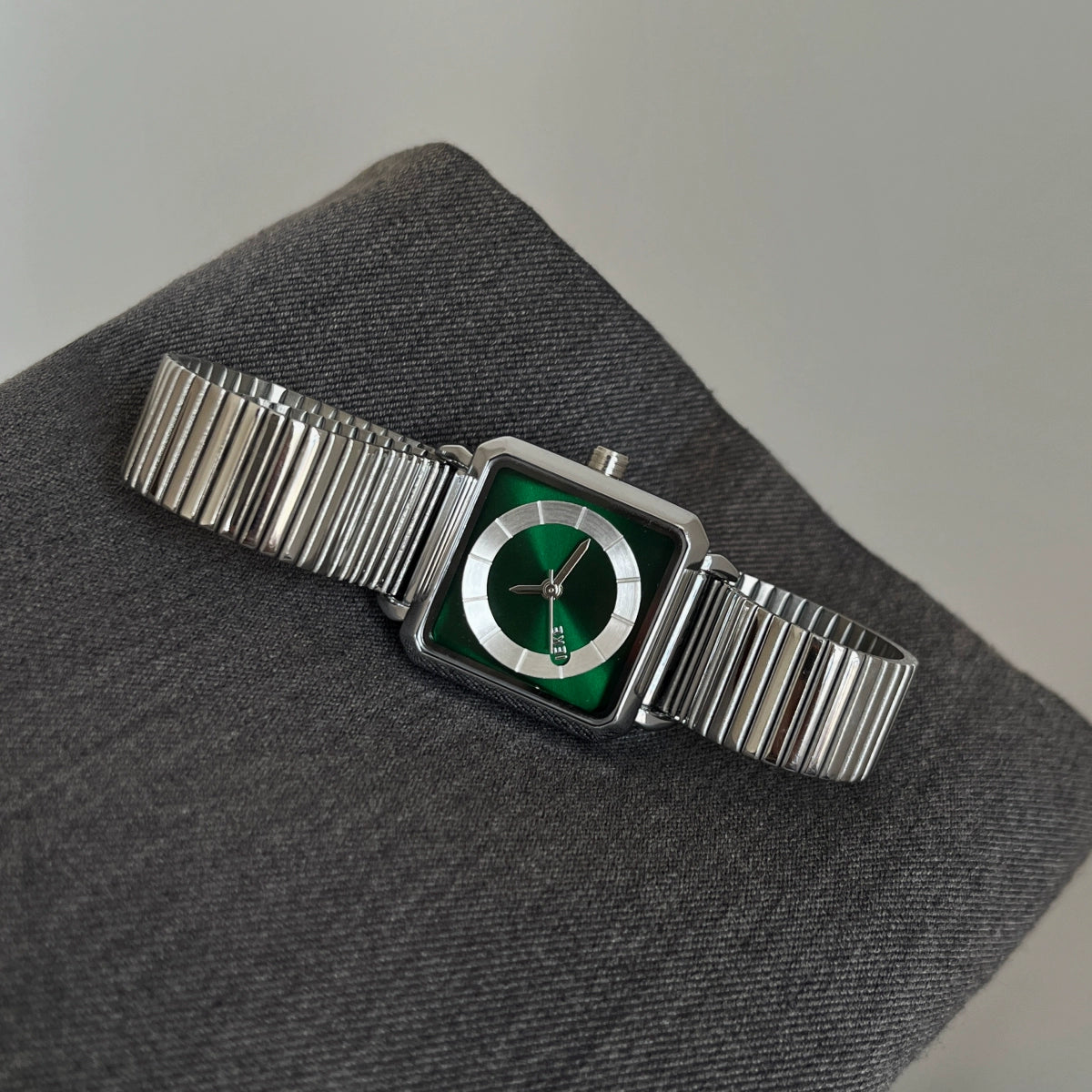 Amahia Retro Bracelet Watch - Silver Metal Bracelet Green Face [5Y7IX9LW]