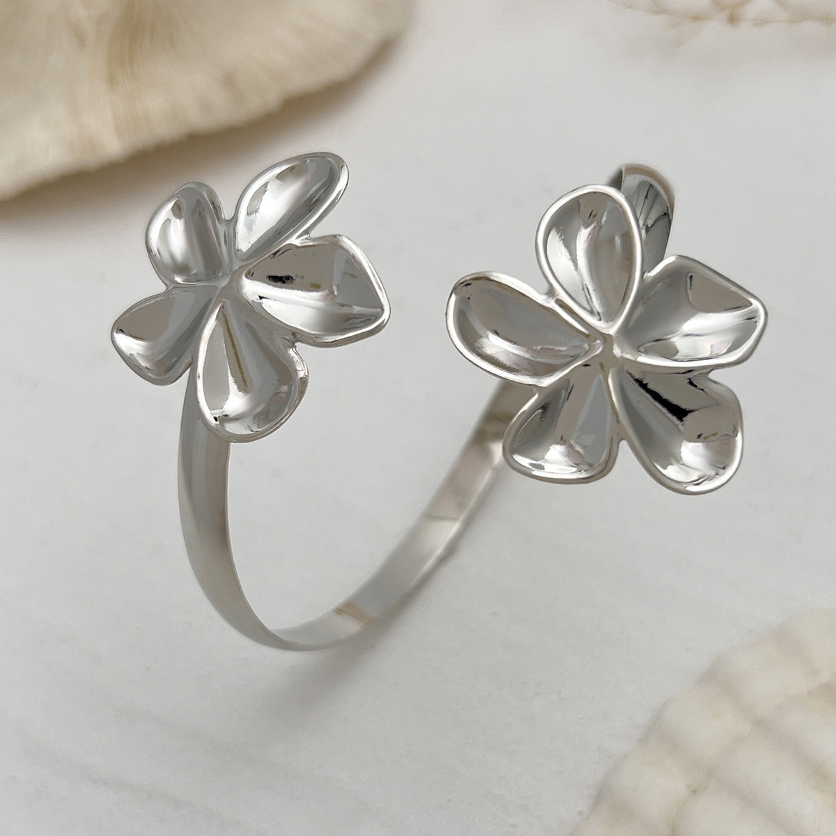 Zaryah Sculpted Cuff Bracelet - Silver Flower [YXP3ZALC]