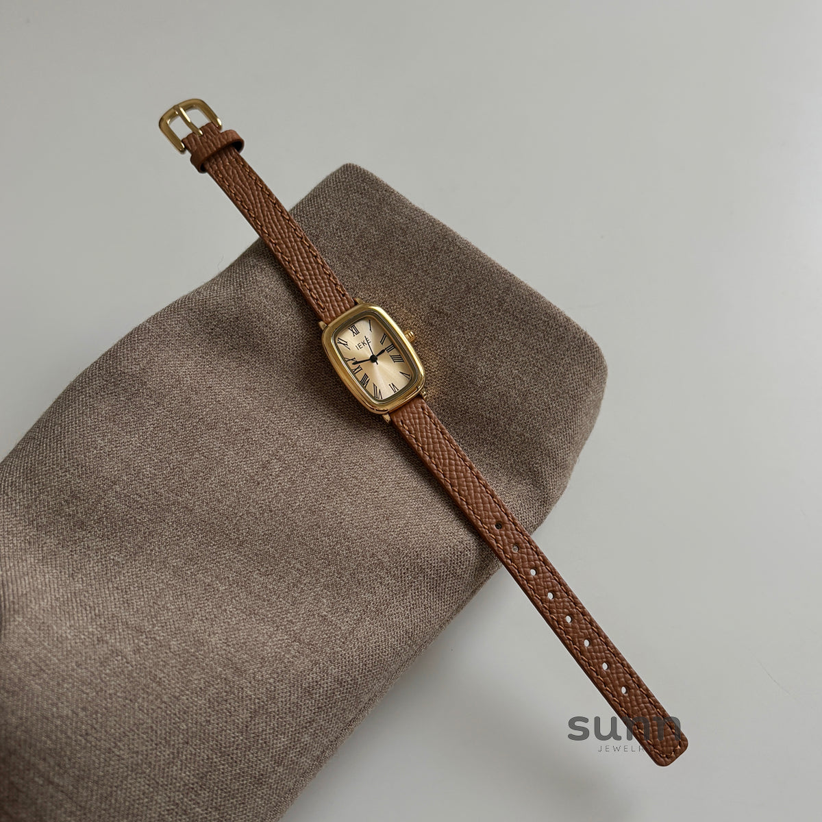 Aaleyah Roman Oval Watch [632AVGQZ]