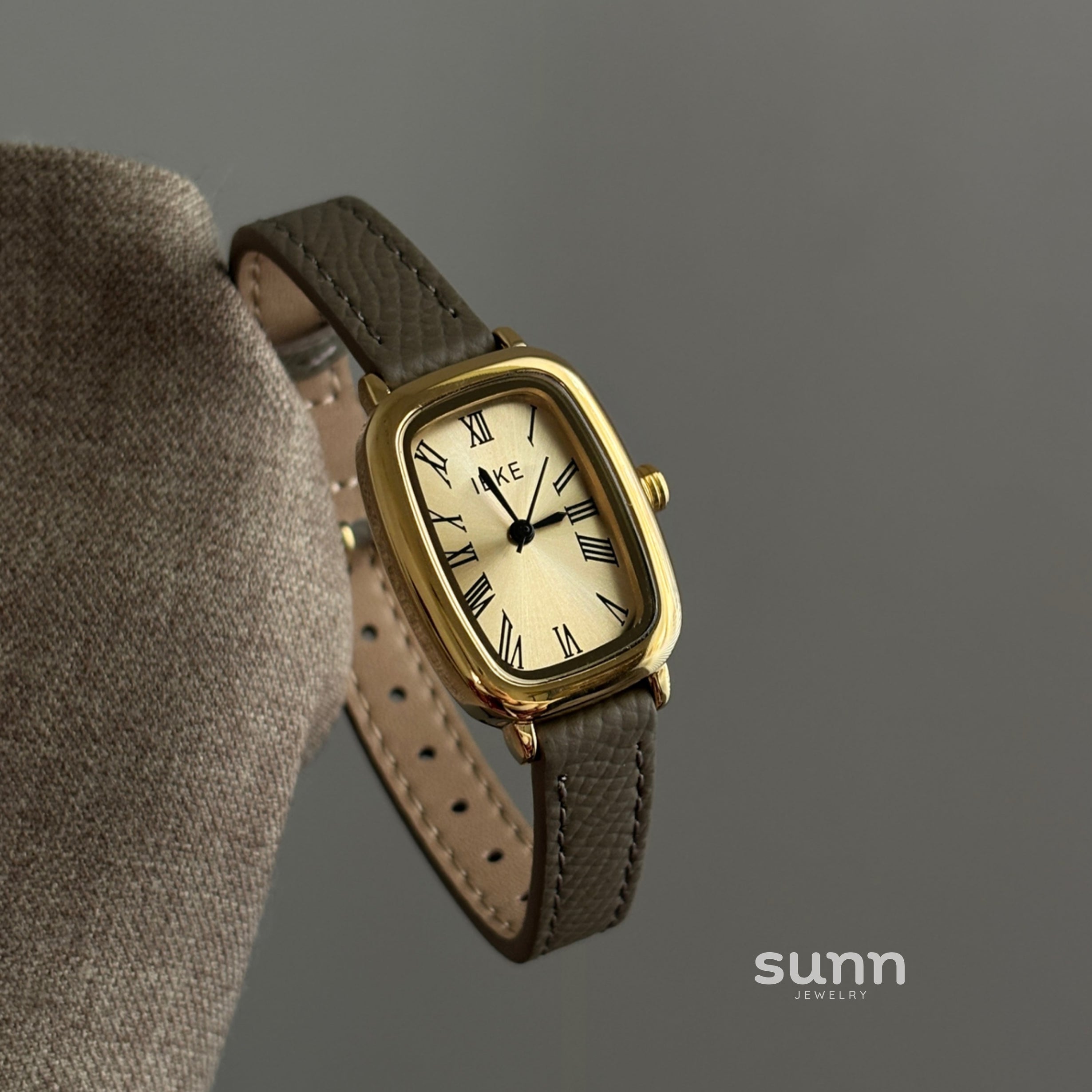 Aaleyah Roman Oval Watch [JTC67J0W]