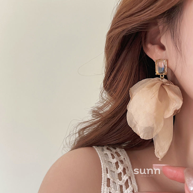 Aashi Crystal Bloom Statement Earrings [NURYMCCY]