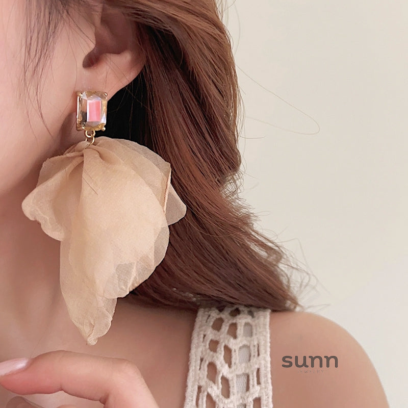 Aashi Crystal Bloom Statement Earrings [M1V5Y6ZD]