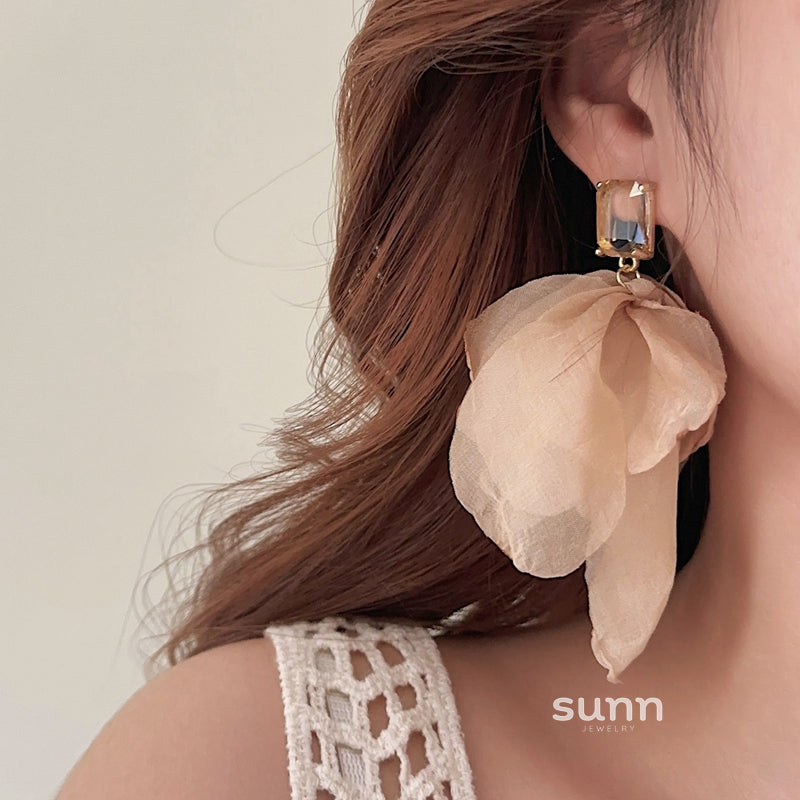 Aashi Crystal Bloom Statement Earrings [VFWWGWST]