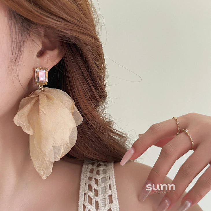 Aashi Crystal Bloom Statement Earrings [UY1W9U87]