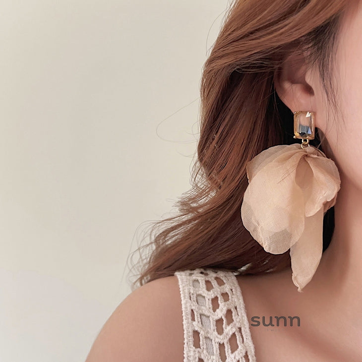 Aashi Crystal Bloom Statement Earrings [09SFZQ4R]