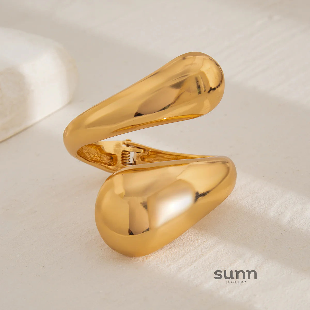 Aashna Teardrop Coil Bangle
