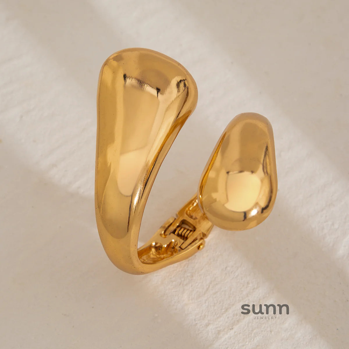 Aashna Teardrop Coil Bangle