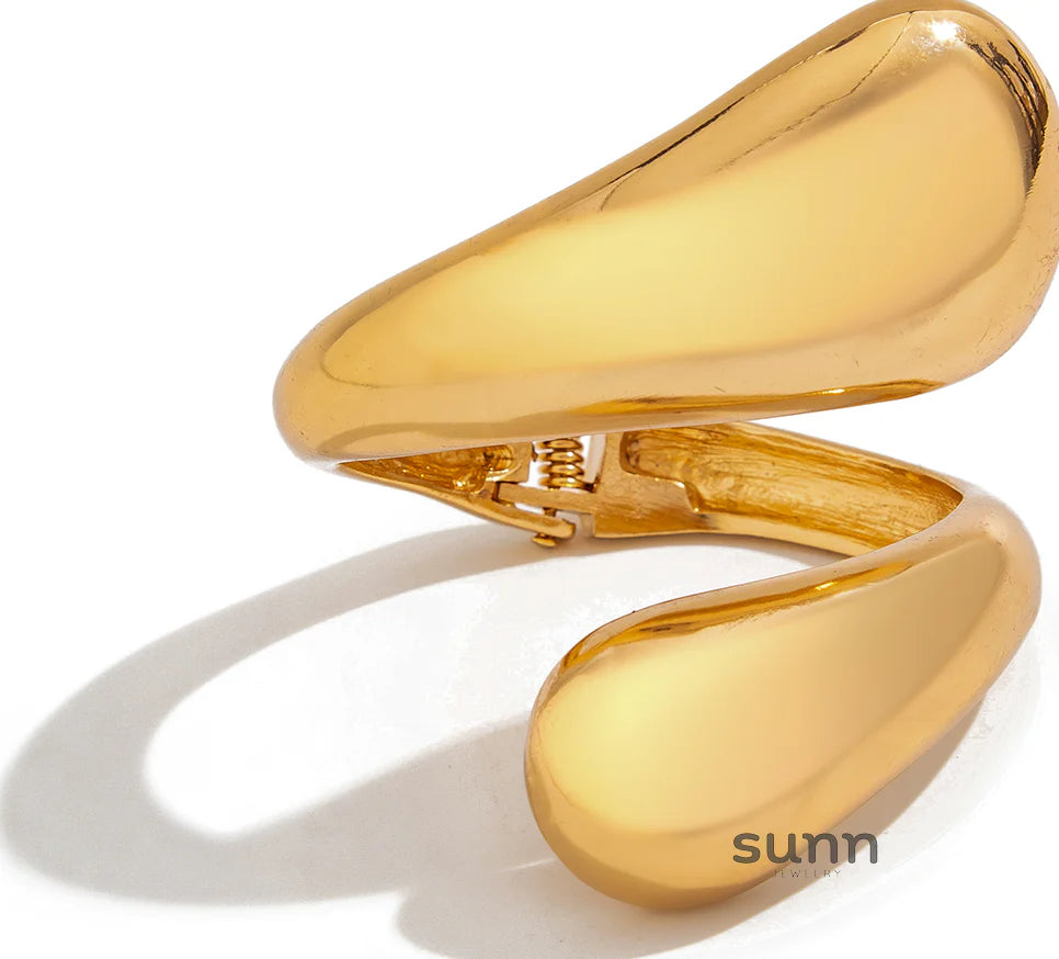 Aashna Teardrop Coil Bangle