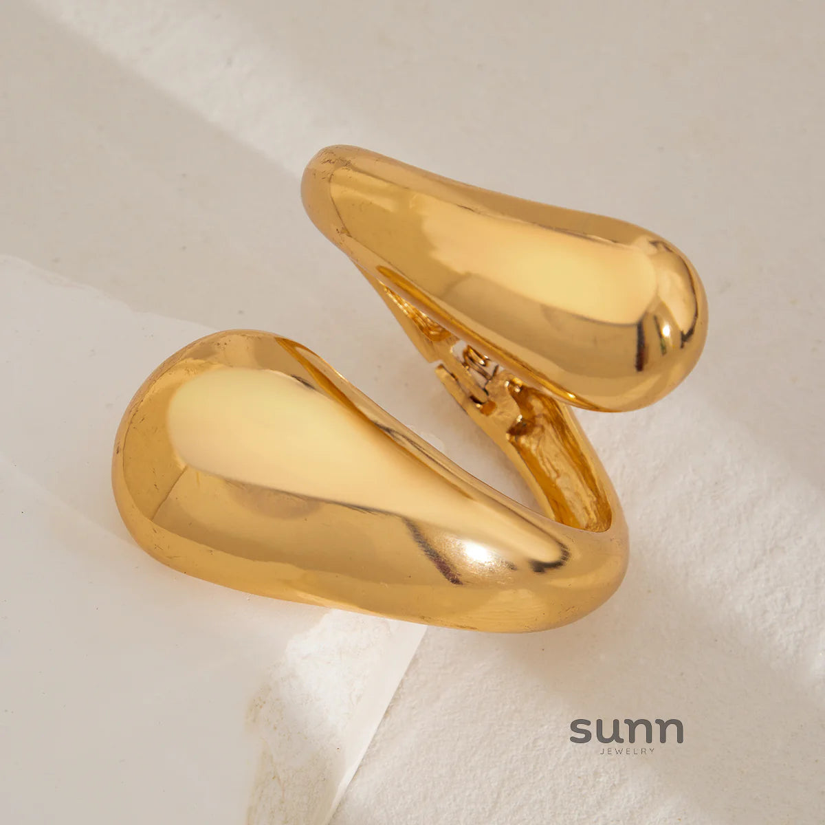 Aashna Teardrop Coil Bangle
