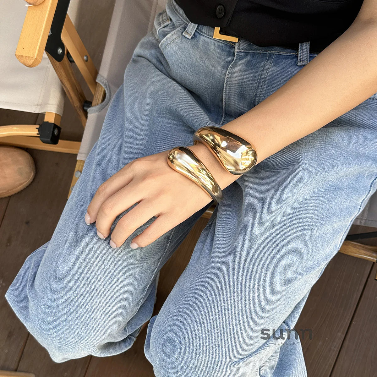 Aashna Teardrop Coil Bangle