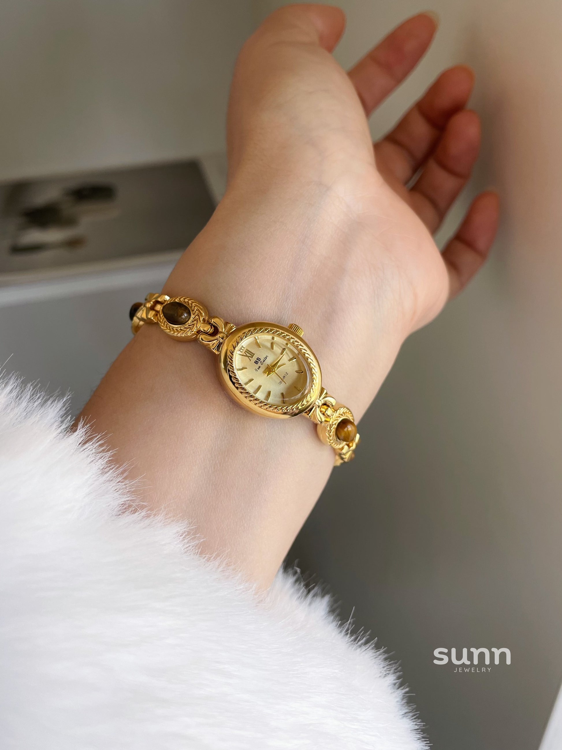 Aavya Gemstone Bracelet Watch [5I97XO9M]