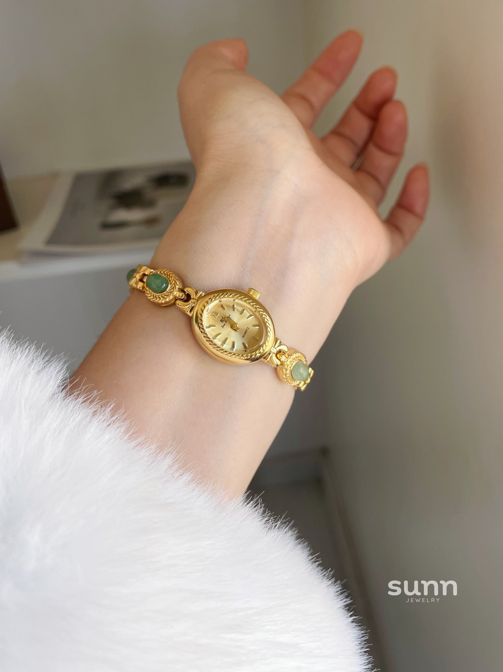Aavya Gemstone Bracelet Watch [CUD4YW6T]