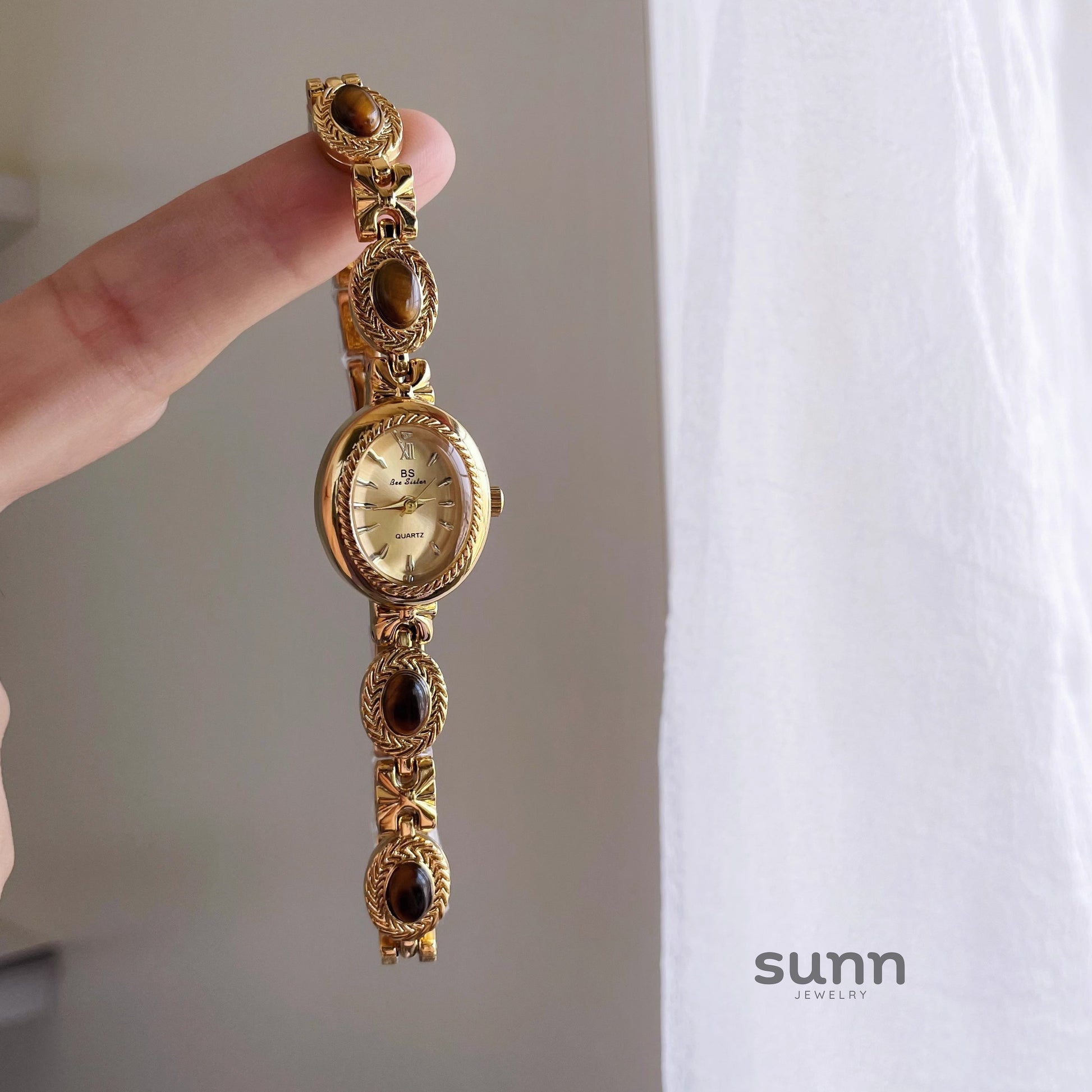 Aavya Gemstone Bracelet Watch [MY1HOF6K]